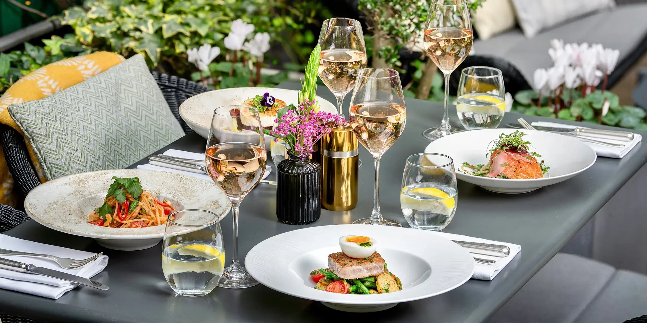 terrace-table-setting