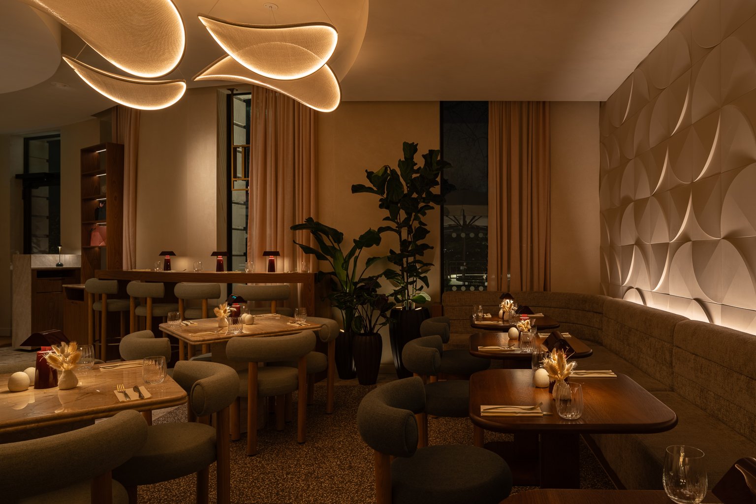 london restaurant seating area