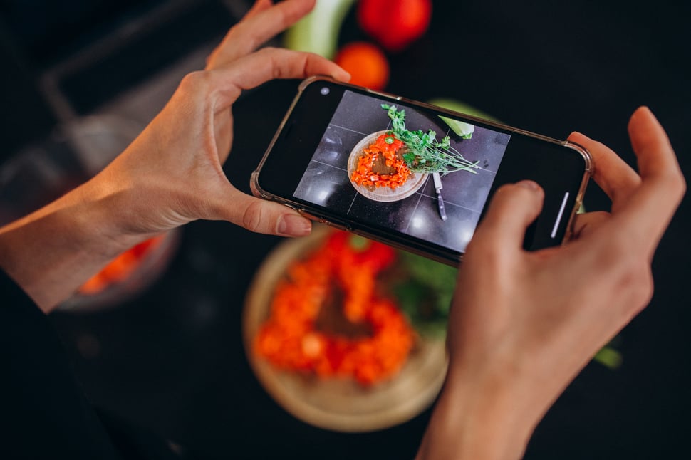 Capturing food photography for social media to build restaurant visibility and community engagement
