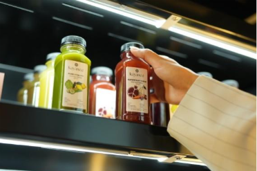 A hand holding a bottle of juice
AI-generated content may be incorrect.