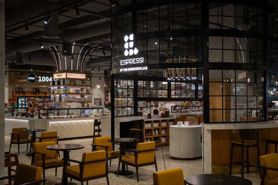 A restaurant with tables and chairs