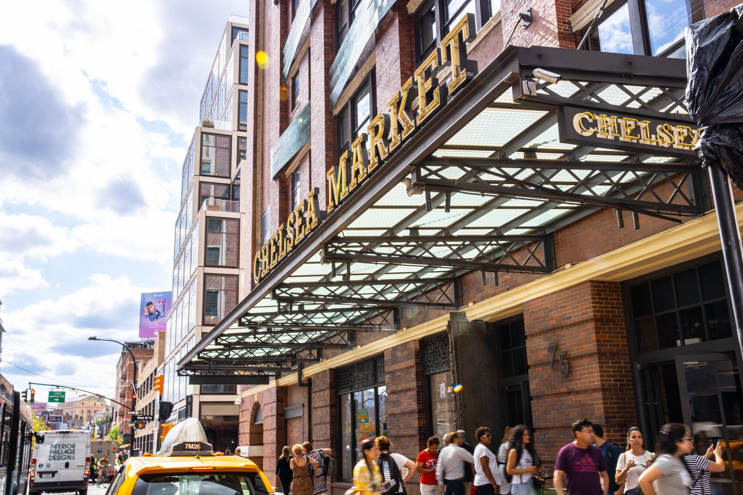 People+in+front+of+the+ninth+avenue+Chelsea+Market+entrance