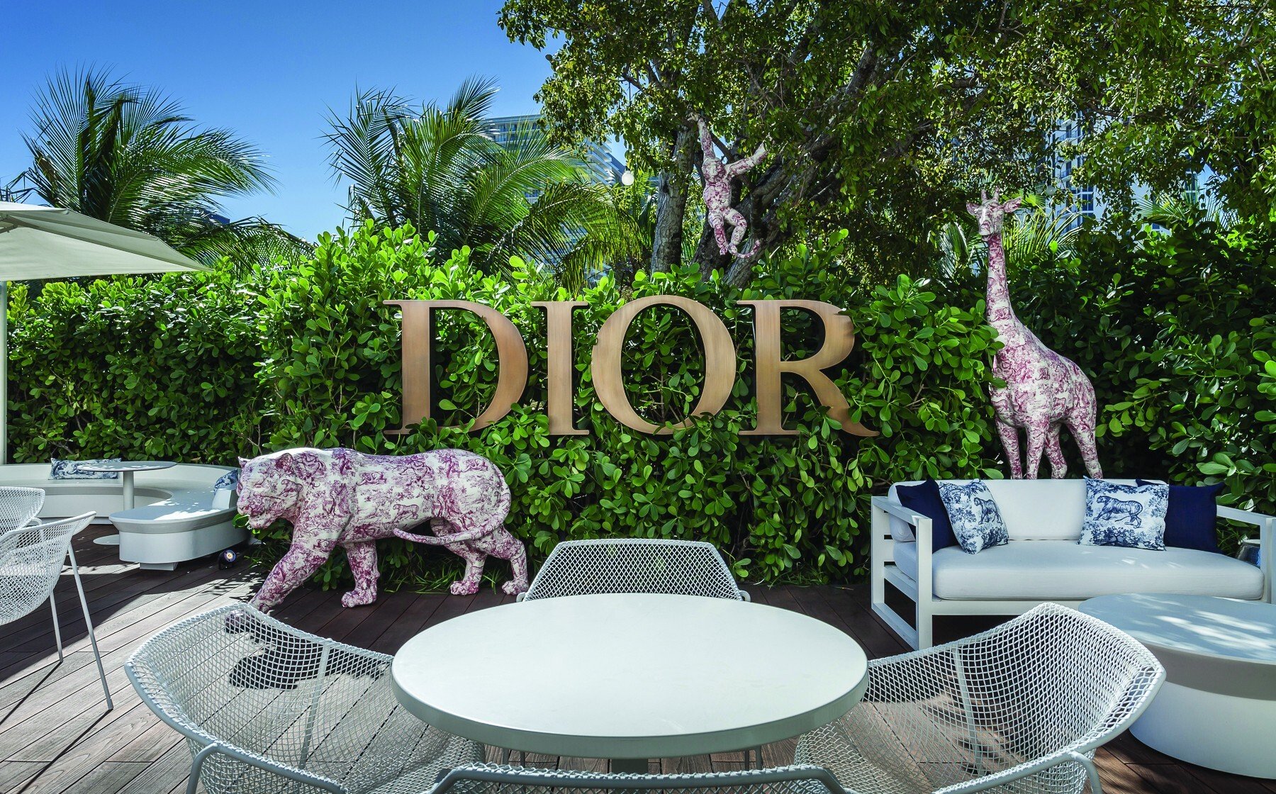700_dior-popup-cafe_1571175814688132